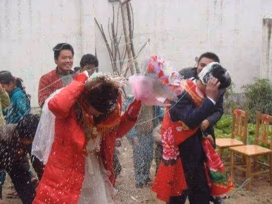 陪老婆回娘家給岳母過生日，剛踏進岳母家門，岳母就在我面前哭窮