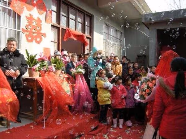 我在大伯家生活25年，如今我遠嫁，出嫁那天小叔給了我十萬