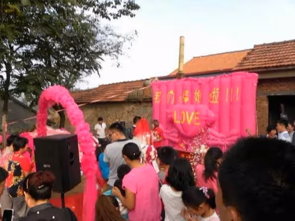 我打工掙了18萬，悄悄回家給老婆驚喜，結果在山上發現受傷的老婆