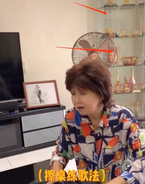 朱咪咪被曝名下有9套房，2層半別墅內景曝光，一整櫃金器顯闊氣