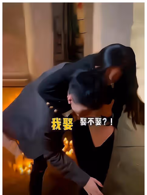 「讓我考慮下！」深圳一女子下跪求婚男友，初中到大學已相戀8年