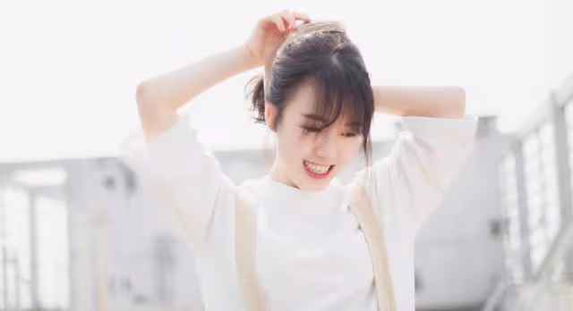 「生個破孫女,誰生的誰養」聽完兒媳一腳將「巨嬰」小姑子踹出門