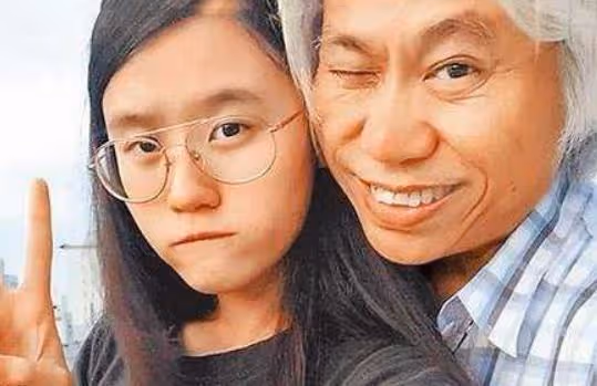「爺孫戀」主角相戀7年，丈夫已經開始拄拐，女方也失去了笑容