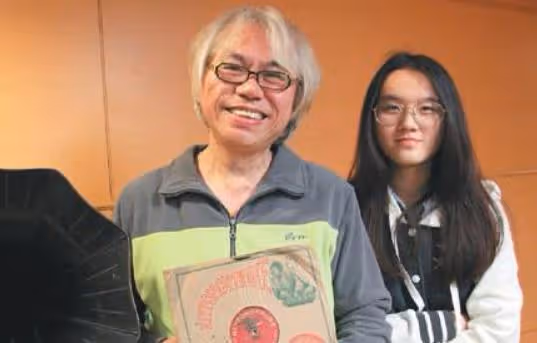 「爺孫戀」主角相戀7年，丈夫已經開始拄拐，女方也失去了笑容