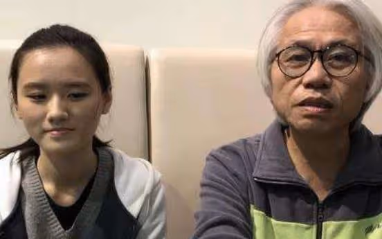 「爺孫戀」主角相戀7年，丈夫已經開始拄拐，女方也失去了笑容
