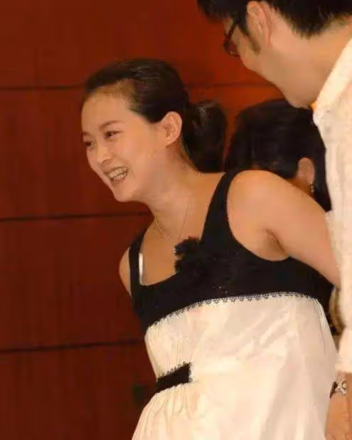 「晴格格」王艷：嫁大11歲二婚富豪，被婆婆和繼子寵成公主