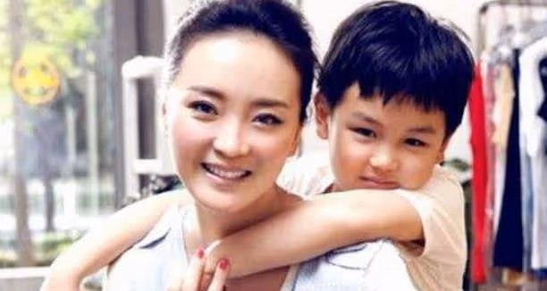 「晴格格」王艷:嫁大11歲二婚富豪,被婆婆和繼子寵成公主