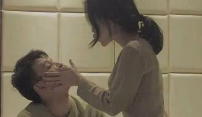 我勾勾手指，輕輕在他耳邊說著，帥哥要不要「私下指導」下