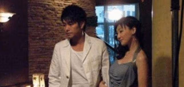 我被老男人灌酒,渾身燥熱,一夜索取醒來發現睡的是個小鮮肉