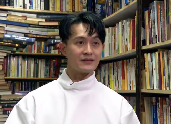 知名童星黃寶龍近照帥氣十足，息影后曾賣衣服，現繼承爺爺的書店