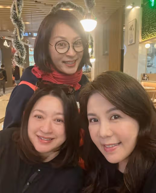 梁朝偉前女友近照，55歲氣質仍出眾，嫁小1歲富豪16年無子仍恩愛