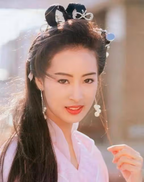 梁朝偉前女友近照，55歲氣質仍出眾，嫁小1歲富豪16年無子仍恩愛