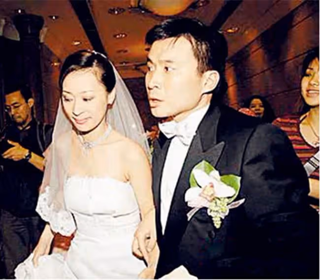 梁朝偉前女友近照，55歲氣質仍出眾，嫁小1歲富豪16年無子仍恩愛