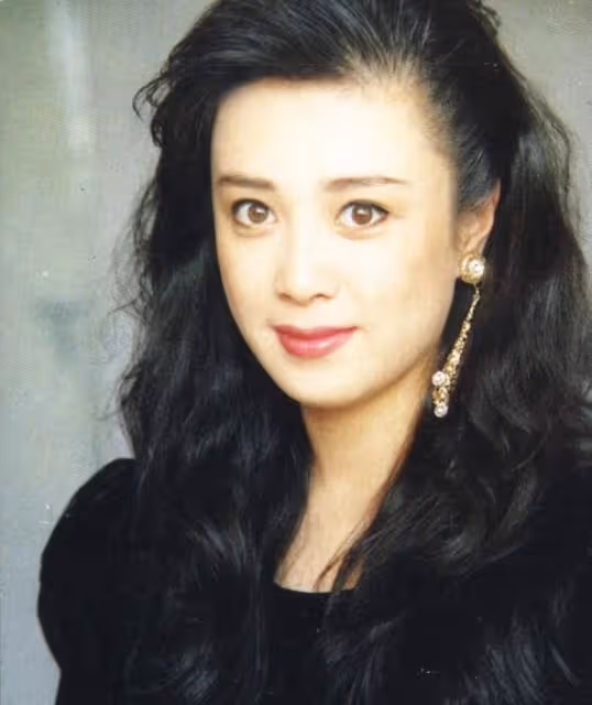 最美妲己傅藝偉，因吸毒毀了自己也害了兒子，你為何自甘墮落？