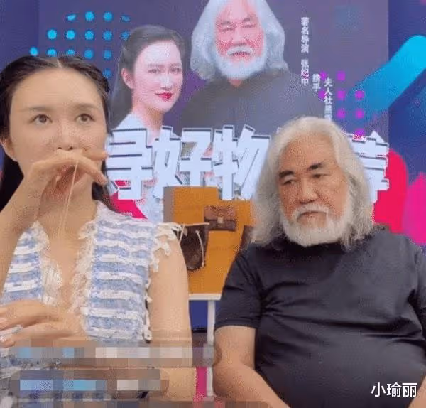 張紀中嬌妻穿低領裙露面,身材好到被全程打碼,跟老公索要禮物