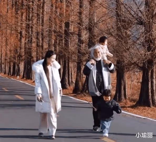 張紀中嬌妻穿低領裙露面,身材好到被全程打碼,跟老公索要禮物