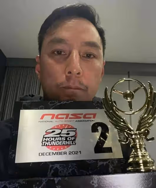 恭喜！47歲吳彥祖挑戰連續25小時賽車比賽，勇奪亞軍直言非常瘋狂