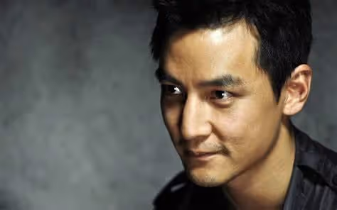 恭喜！47歲吳彥祖挑戰連續25小時賽車比賽，勇奪亞軍直言非常瘋狂