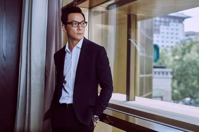 恭喜！47歲吳彥祖挑戰連續25小時賽車比賽，勇奪亞軍直言非常瘋狂