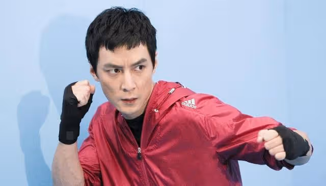 恭喜！47歲吳彥祖挑戰連續25小時賽車比賽，勇奪亞軍直言非常瘋狂