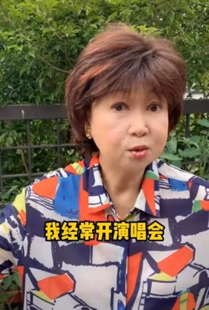 國內外多地有房！香港知名老戲骨家中內飾曝光，足足有一整櫃金器