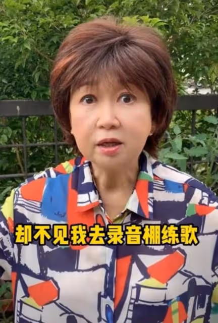 國內外多地有房！香港知名老戲骨家中內飾曝光，足足有一整櫃金器