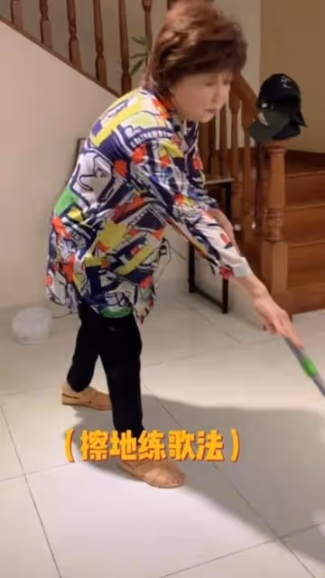 國內外多地有房！香港知名老戲骨家中內飾曝光，足足有一整櫃金器