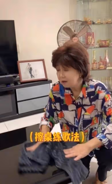 國內外多地有房！香港知名老戲骨家中內飾曝光，足足有一整櫃金器