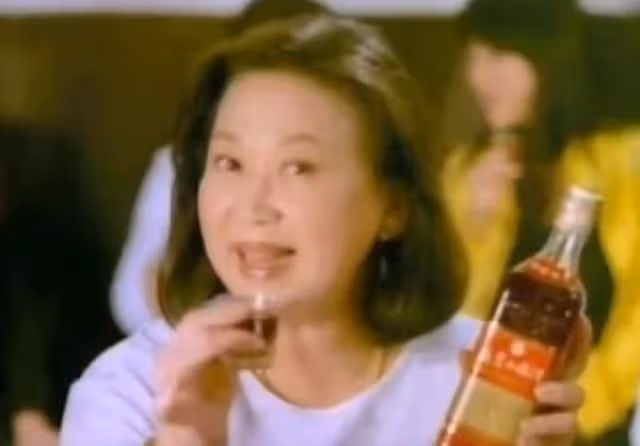 國內外多地有房！香港知名老戲骨家中內飾曝光，足足有一整櫃金器