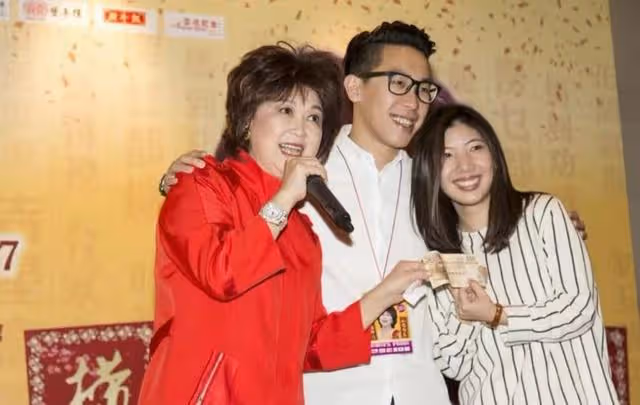 國內外多地有房！香港知名老戲骨家中內飾曝光，足足有一整櫃金器