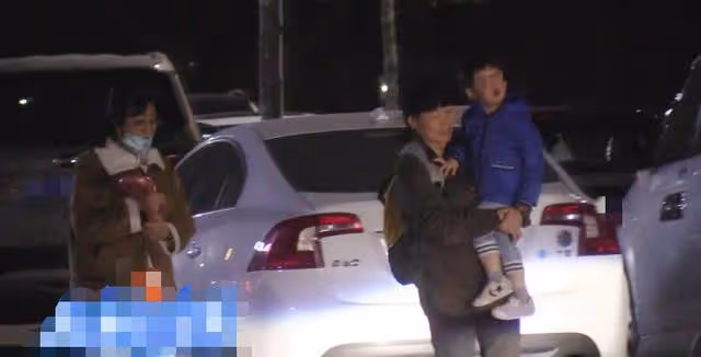 丁克30多年的葛優突然有了3歲兒子?近照罕曝光,跟保姆比媽媽親