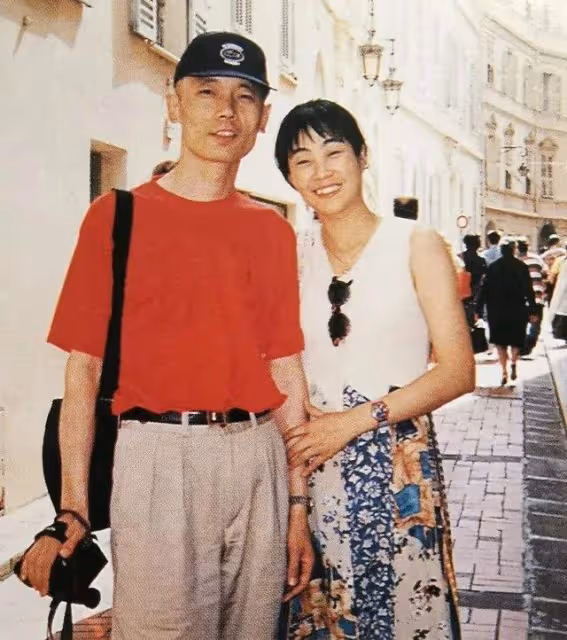 丁克30多年的葛優突然有了3歲兒子?近照罕曝光,跟保姆比媽媽親