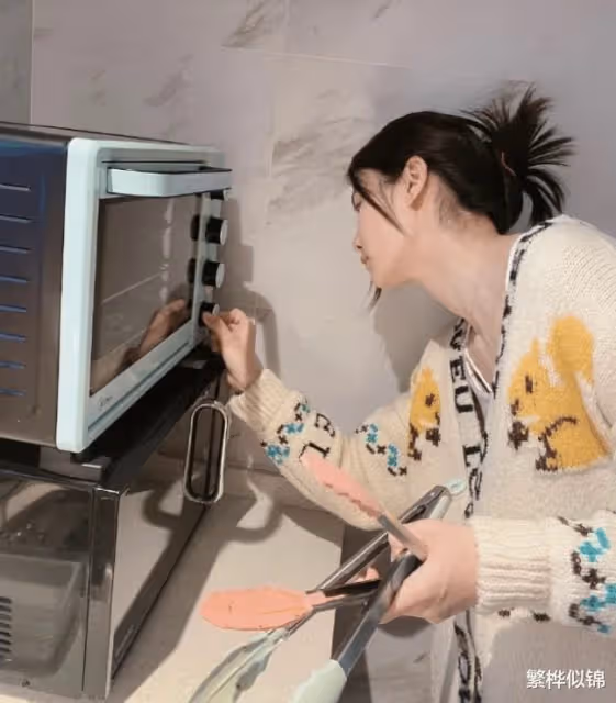 林峰妻子曬健身照秀馬甲線 一起做美食合照曝光