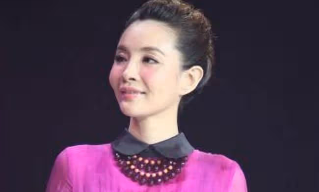 央視知名主持人梁璐,因容貌焦慮偏愛整容,自毀前程