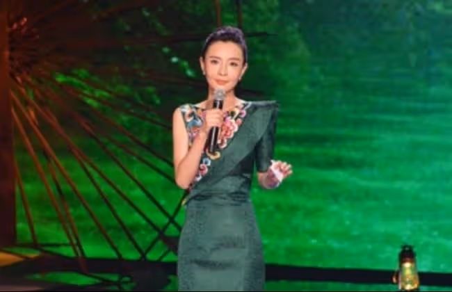 央視知名主持人梁璐,因容貌焦慮偏愛整容,自毀前程