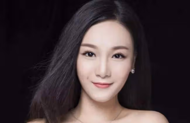 央視知名主持人梁璐,因容貌焦慮偏愛整容,自毀前程