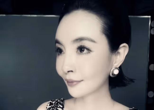 央視知名主持人梁璐，因容貌焦慮偏愛整容，自毀前程