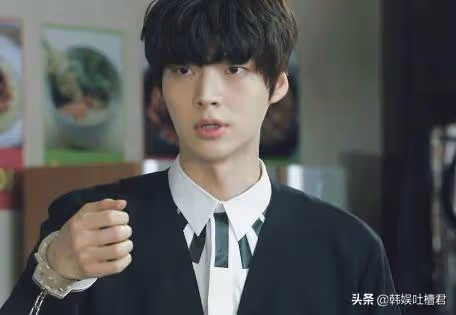 同樣選擇年下男後無奈離婚的韓國女演員，為何網友卻只針對她？