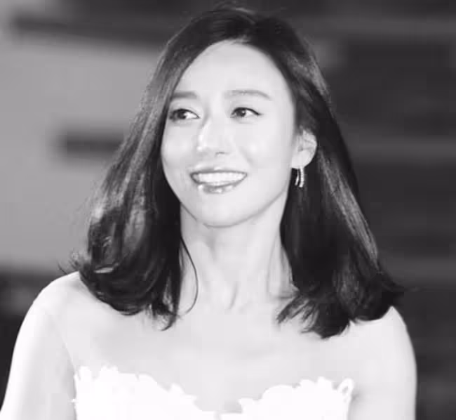 《黑色太陽》的女次長，她是「大學路李英愛」，家裡有個害羞帥哥