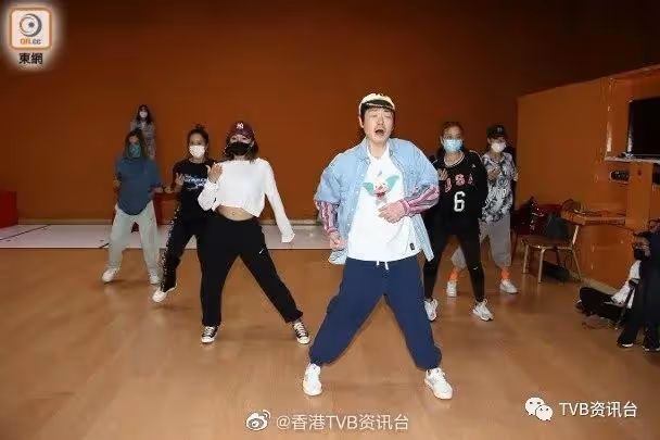 游嘉欣唔怕被巨咪波波搶峰頭！李思捷狂煲陶大宇《倒轉地球》