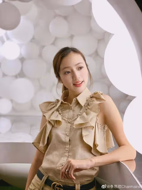 恭喜！TVB離巢夫婦合體慶祝結婚十周年，小十歲妻子露背禮服出鏡