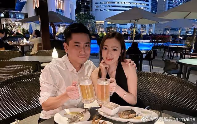恭喜！TVB離巢夫婦合體慶祝結婚十周年，小十歲妻子露背禮服出鏡