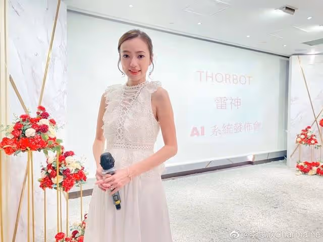 恭喜！TVB離巢夫婦合體慶祝結婚十周年，小十歲妻子露背禮服出鏡