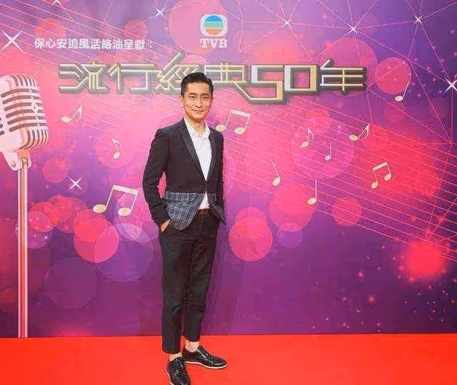 恭喜!TVB離巢夫婦合體慶祝結婚十周年,小十歲妻子露背禮服出鏡