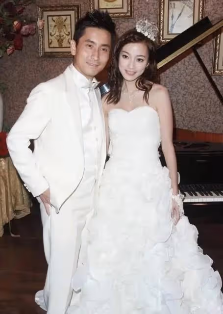 恭喜!TVB離巢夫婦合體慶祝結婚十周年,小十歲妻子露背禮服出鏡