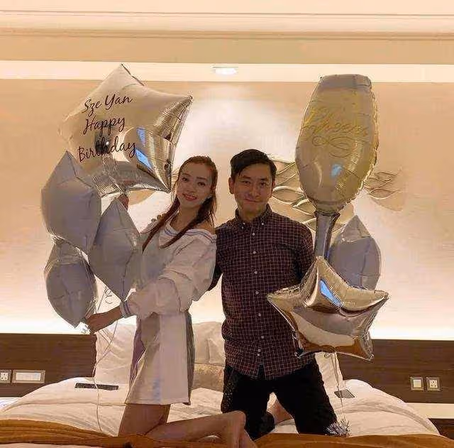 恭喜!TVB離巢夫婦合體慶祝結婚十周年,小十歲妻子露背禮服出鏡