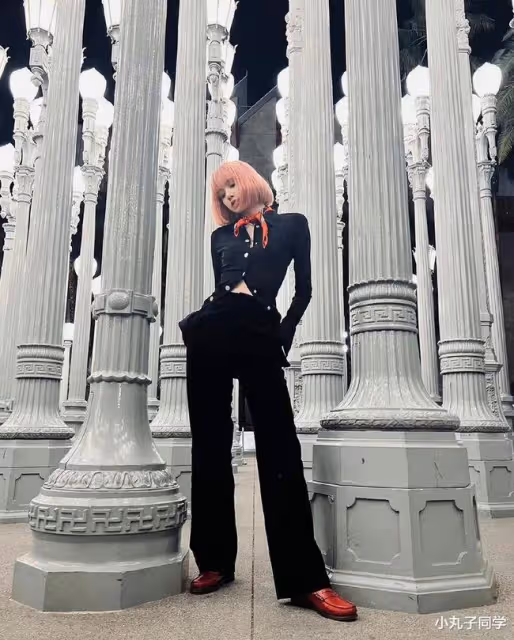 Blackpink成員Lisa康復後首現身！S型身材博人眼球，發美照報平安