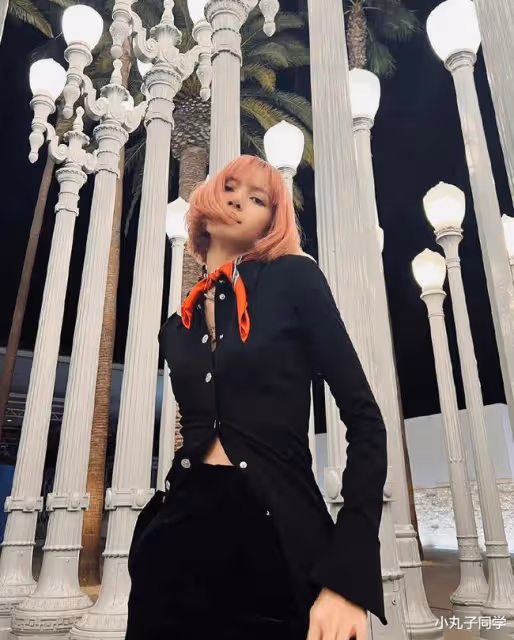 Blackpink成員Lisa康復後首現身！S型身材博人眼球，發美照報平安