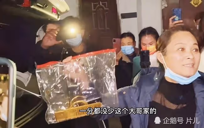 陳亞男退回彩禮後,直播否認靠大衣哥名氣賺錢,網友呼籲其退網