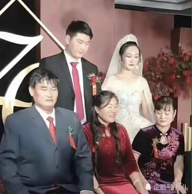 陳亞男退回彩禮後,直播否認靠大衣哥名氣賺錢,網友呼籲其退網